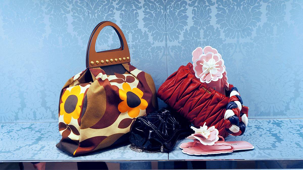 杨幂在泳池边吃苹果,在游泳馆里偶遇杨幂