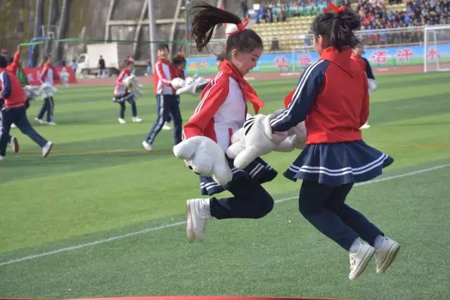 这一群中小学生像职业球员一样在踢球！