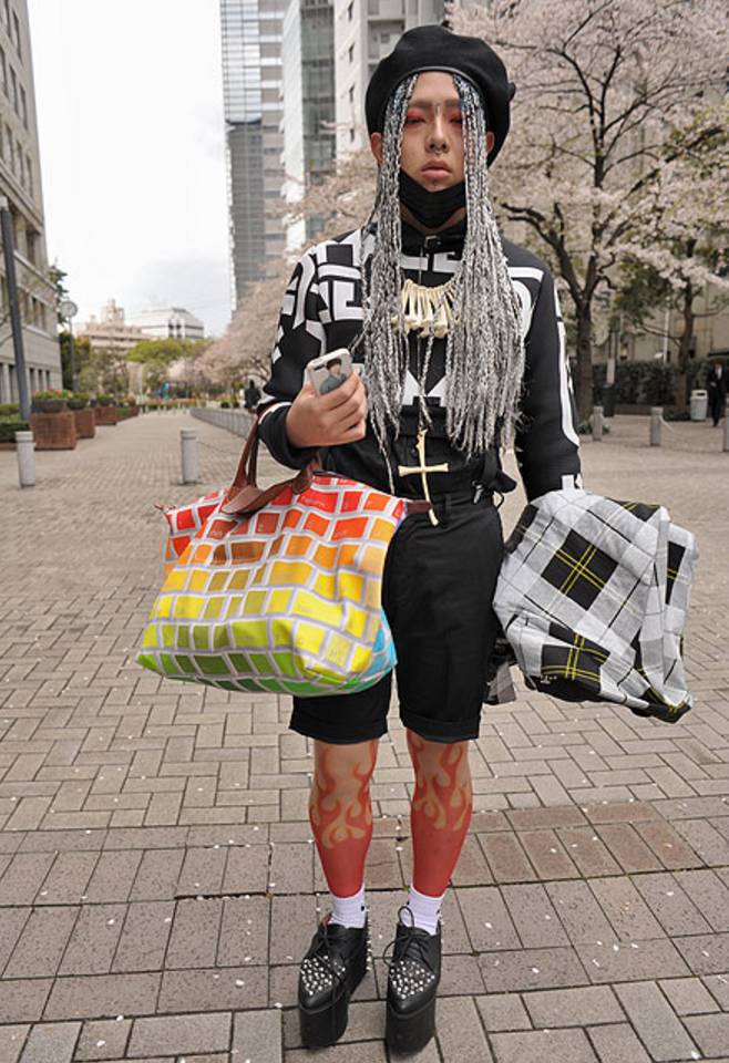 同事看到我就哈哈大笑,同事问我为什么对着屏幕发呆