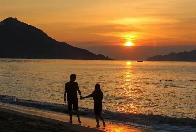 雨天旅游拍照相机图片,冬季户外旅游摄影图片素材