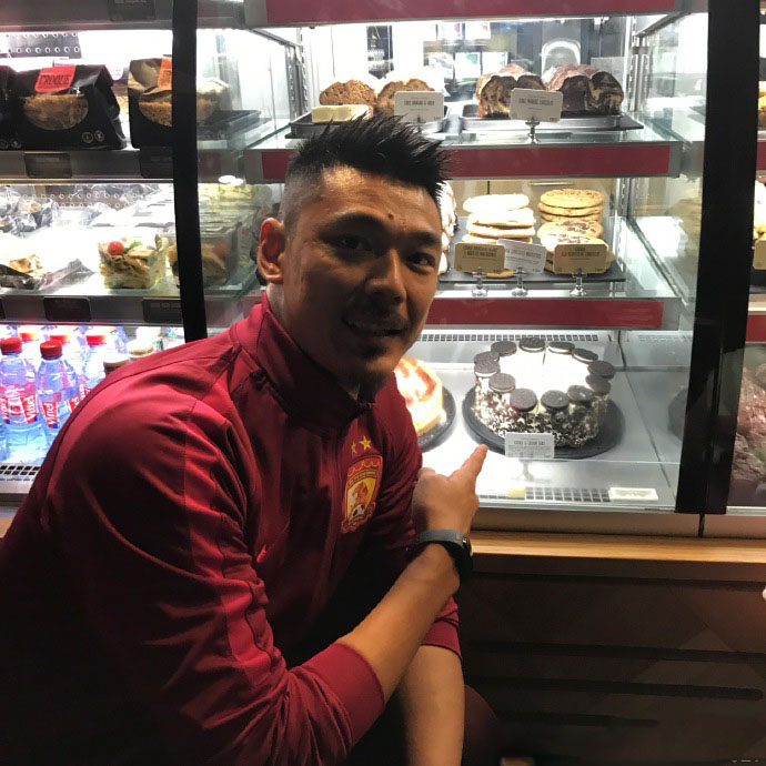 让我流下眼泪的不止昨夜的酒,让我流下眼泪的不止是昨夜的酒