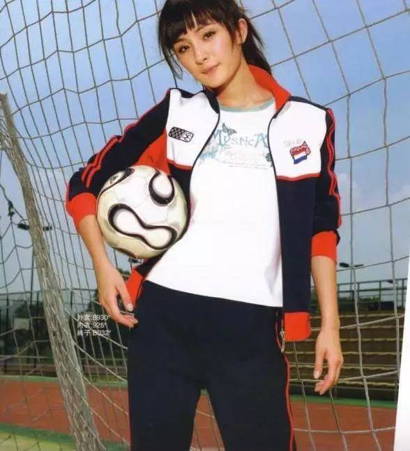 当女球迷穿球衣的时候,她们在穿什么?