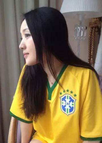 当女球迷穿球衣的时候,她们在穿什么?