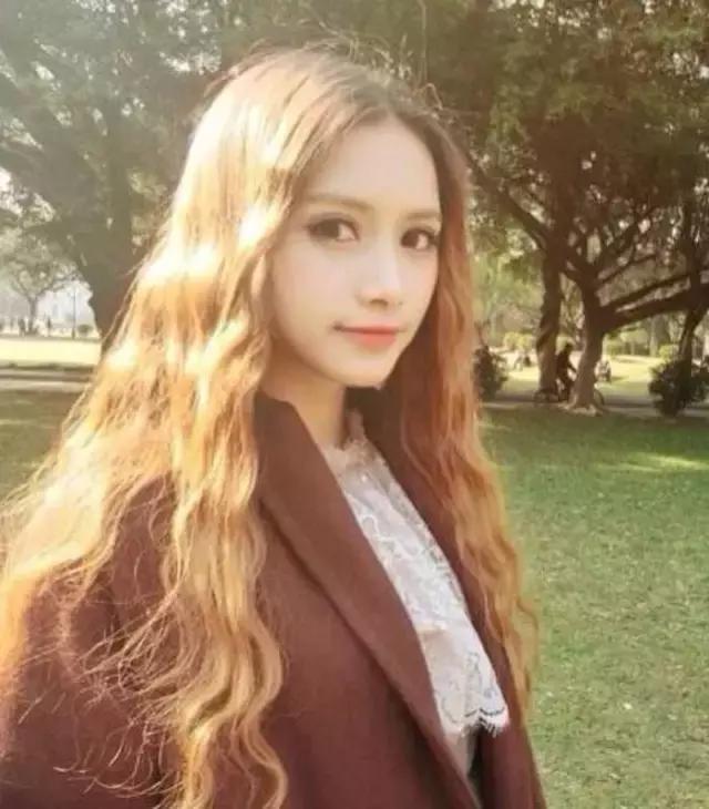 中分和侧分哪个显脸小,选对了发型才会有改变