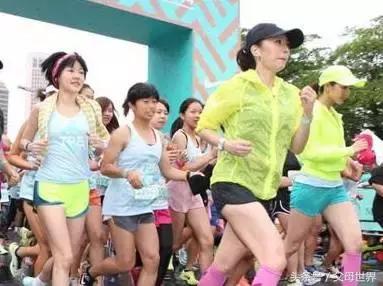 42岁贾静雯谈姐弟恋,贾静雯19岁替父还债嫁豪门