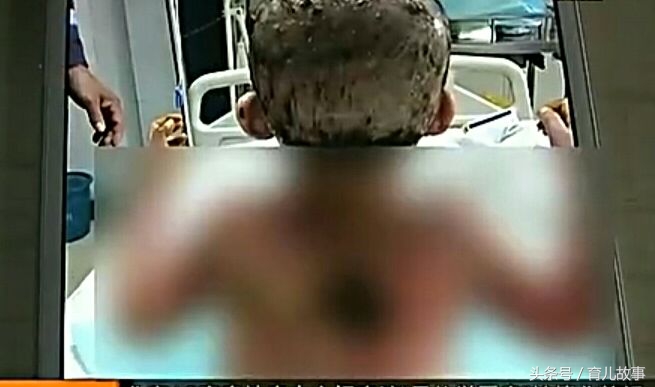 母亲带孩子到锅边玩,妈妈带两孩子到锅边玩