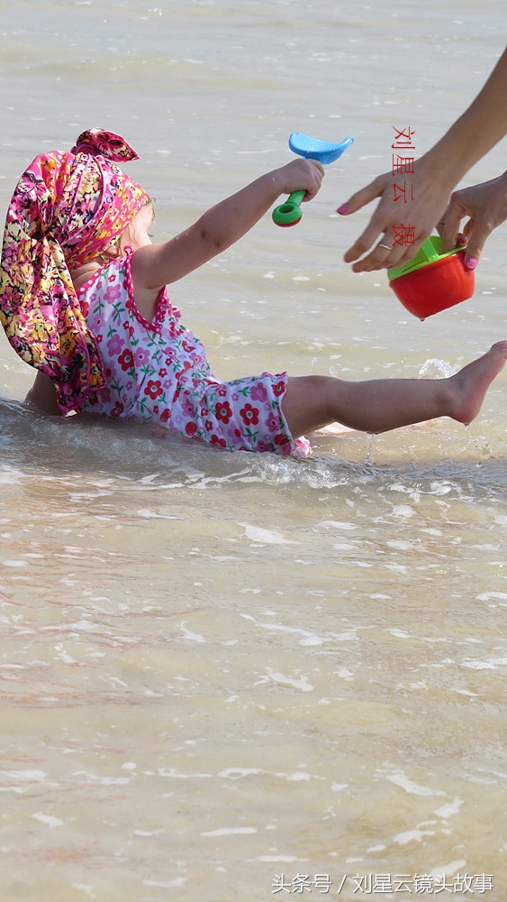 俄罗斯人三亚沙滩享受亲子日光浴好惬意,为人之母的洋妞有苗条的