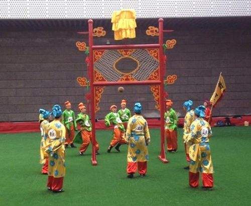 踢足球的传奇故事,足球故事蹴鞠