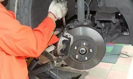 刹车片异响吱吱尖叫还能继续开吗,小车刚换刹车片有异响是什么原因