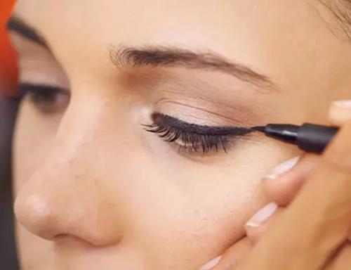 打造眼妆,打造出明亮干净有神采的眼妆吧
