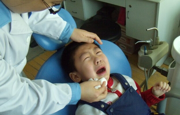 乳牙龋齿该换牙了却迟迟没动静,孩子换牙乳牙不掉新牙长歪怎么办