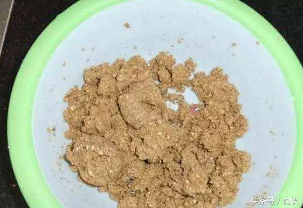 钓鱼爆炸钩与饵料的正确使用方法,爆炸钩正确挂饵钓底方法