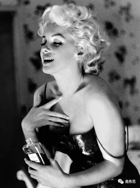 我给3个直男闻了16瓶香水，结果