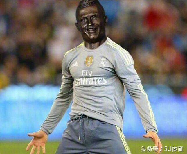 梅西和c罗雕像,c罗和梅西的雕像