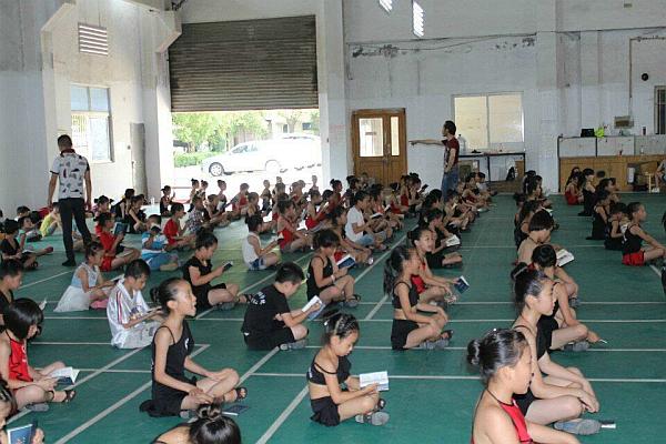 “三爱文化”是学院非常重视的教育方向《爱国爱家爱自己》