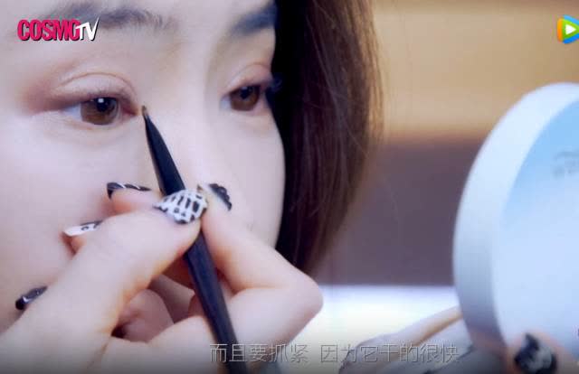 戚薇美妆教程日常化妆,戚薇惊艳美妆视频