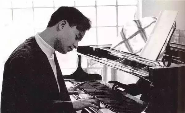 哥哥张国荣的传奇一生,张国荣老照片100张