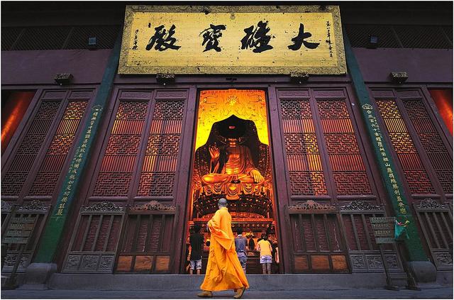 去第一财神庙烧香之前的忌讳,去寺庙烧香拜佛需要看黄历吗