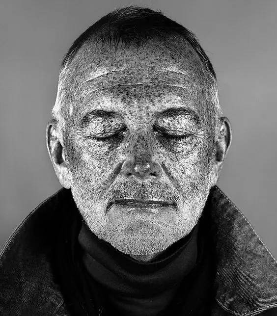 你说你要当硬汉，结果弄得脸面全无