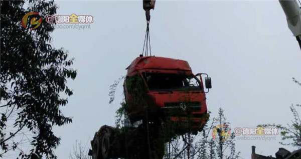 成绵高速公路上一车辆侧翻,成绵高速液化气罐车和货车相撞