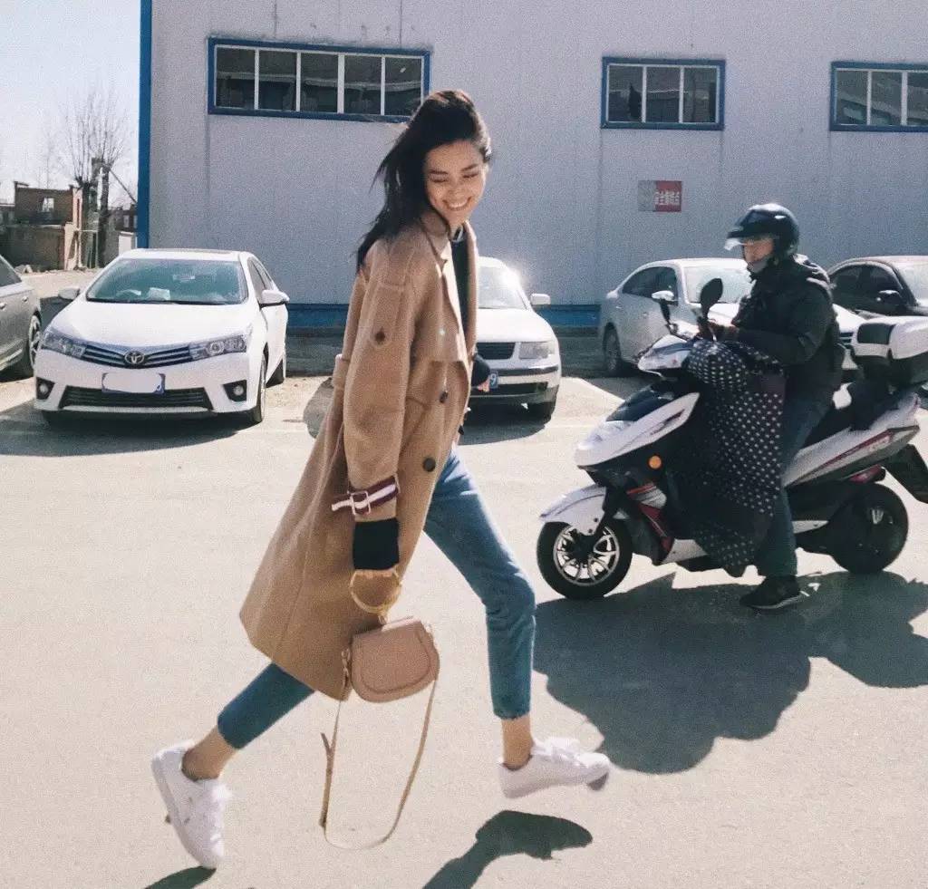 刘雯最新穿搭卡其色老爹鞋,刘雯穿的运动鞋有哪些