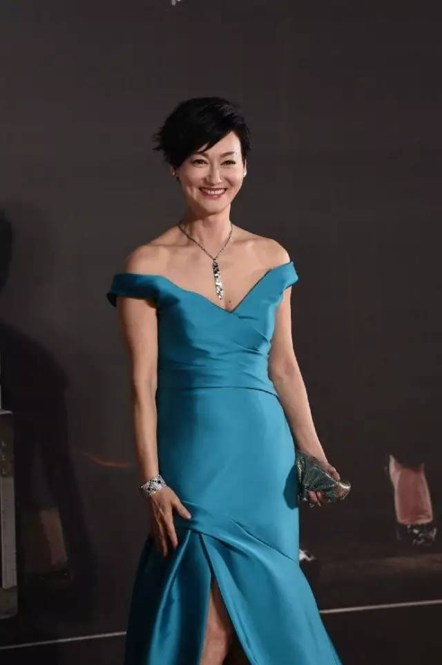 周冬雨金马奖表现,周冬雨颁奖反应