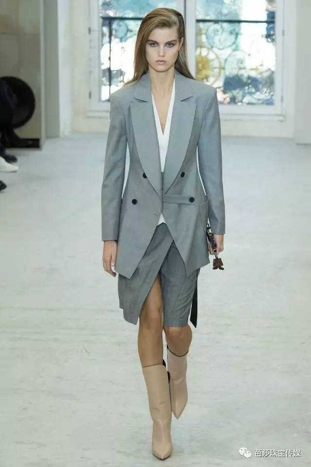 “范小胖”改名了?来不及甩肉的小长假,超显瘦的高级灰得配这些珠宝!