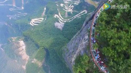 玻璃滑道断裂游客险坠落后续,景区玻璃栈道发生事故