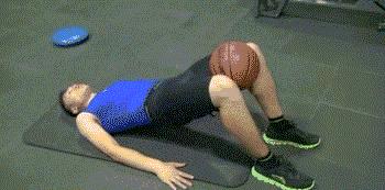 想踢球踢得又高又远,踢球的时候保护膝盖绷带