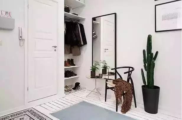 换鞋在门外好还是在玄关里好,入户玄关坐着换鞋对着门是否好