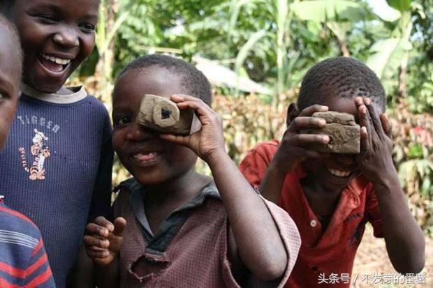 一组非洲儿童的玩具照片，看完感到很心酸！
