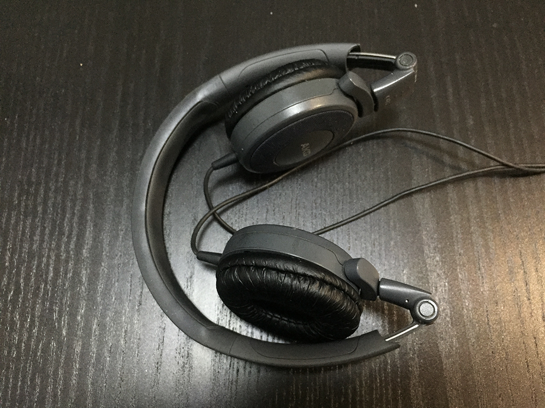 这位小屌丝，给你推荐了性价比超高的入门级耳机！他竟然带了四年