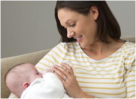 奶粉喂养的宝宝什么时候喝水,宝宝不肯喝水可以加点奶粉进去吗