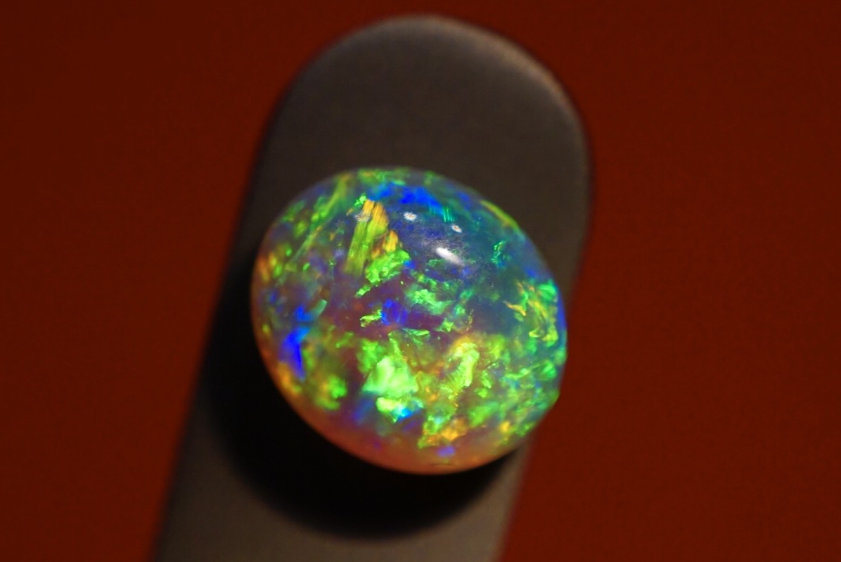 欧泊宝石哪一种颜色的最贵,欧泊宝石哪一种颜色的最珍贵