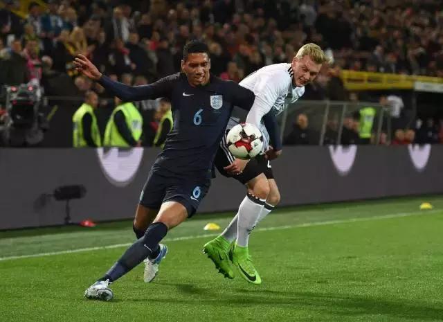 他们都穿什么篮球鞋,他们穿着什么用英语怎么说