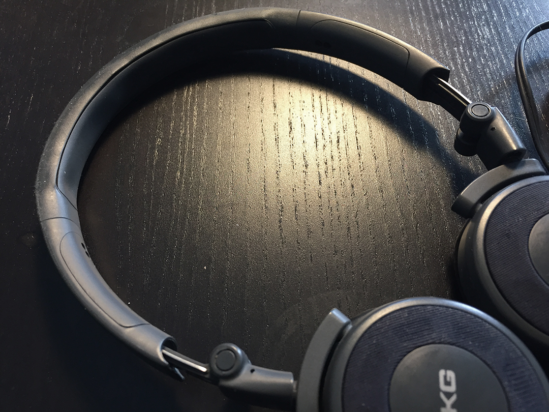 这位小屌丝，给你推荐了性价比超高的入门级耳机！他竟然带了四年