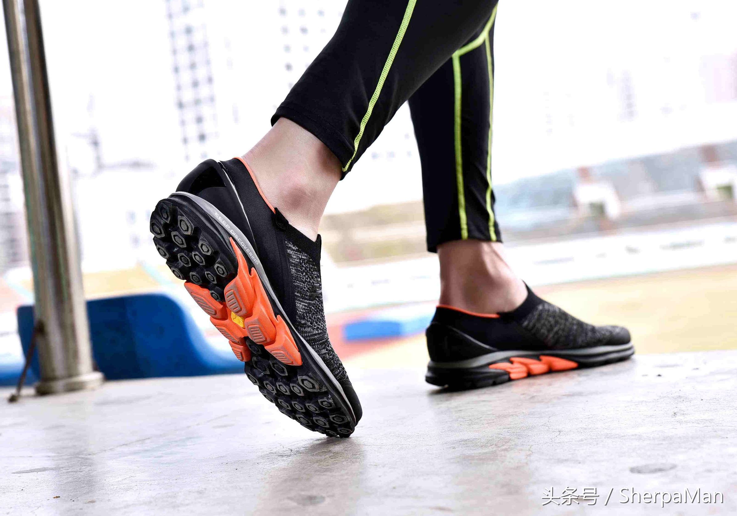 男流行穿鞋不穿袜子,现在的男生都不穿皮鞋