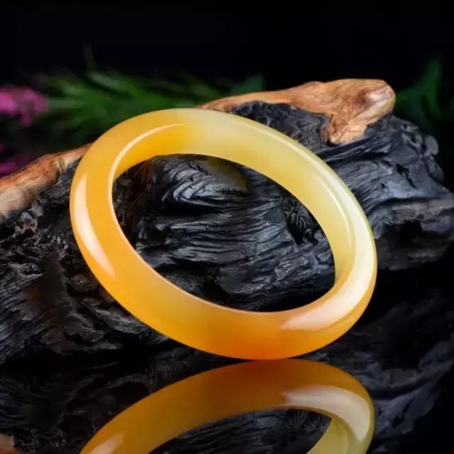 黄龙玉手镯费料,导致黄龙玉手镯价格高?