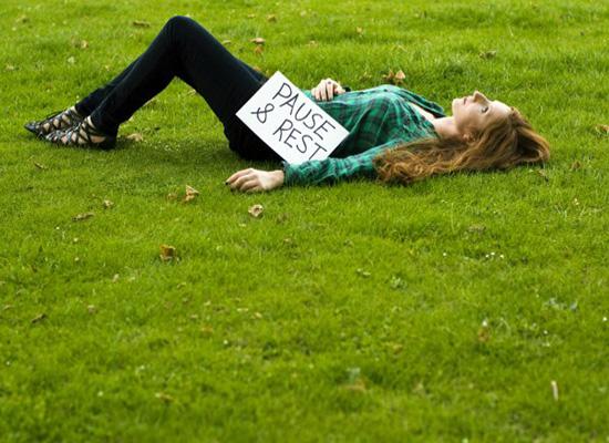 女士喝啤酒脚疼,喝啤酒会脚酸是怎么回事