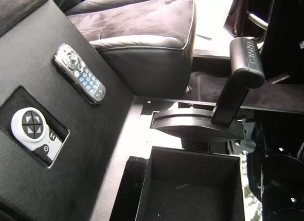 1500万骑士十五世去洗车房,工作人员直摇头:我们不洗装甲车