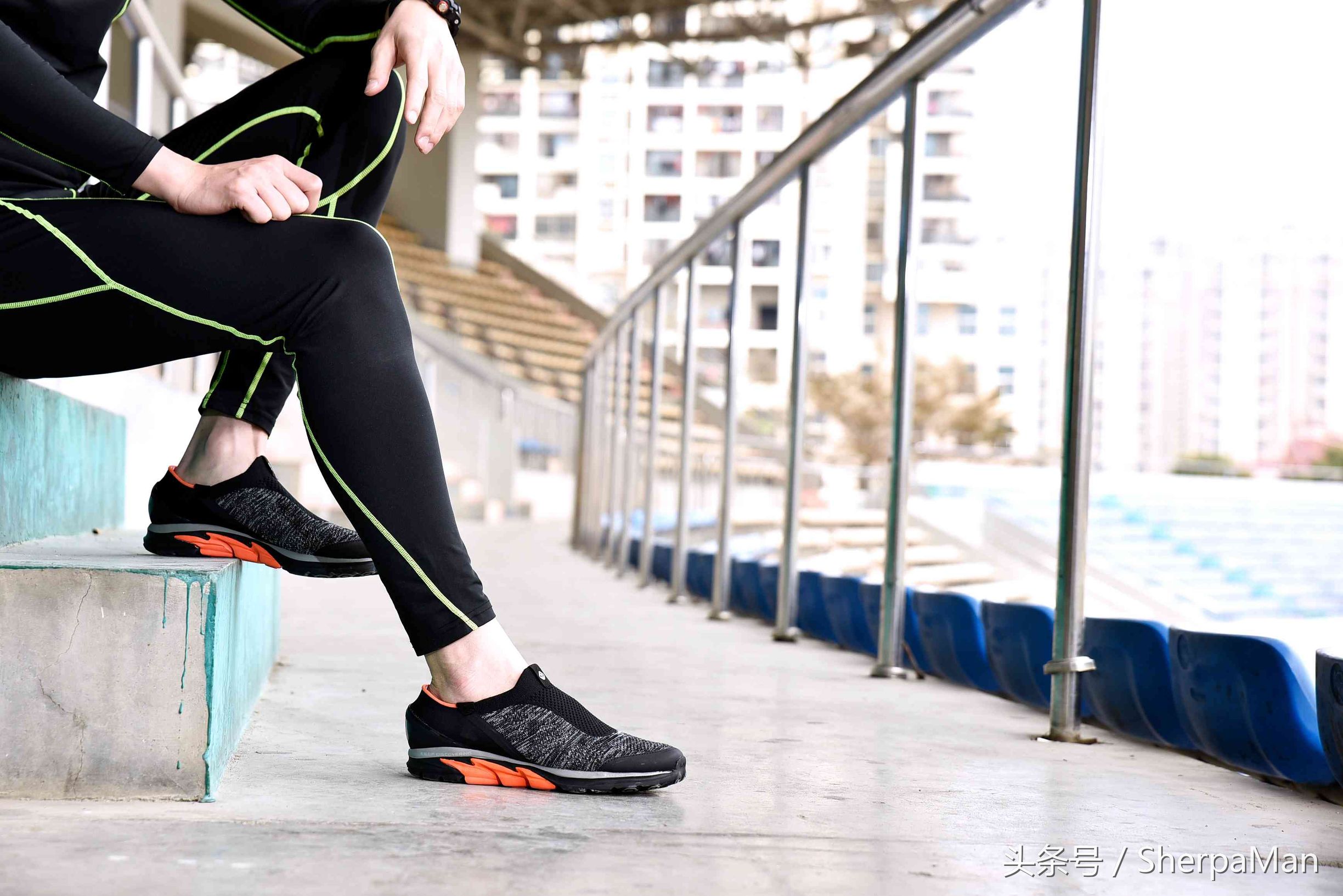 男流行穿鞋不穿袜子,现在的男生都不穿皮鞋