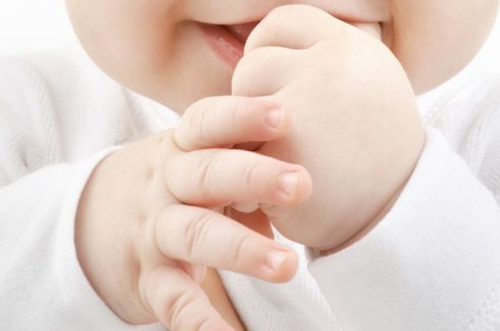 手上倒刺多缺什么维生素,一岁宝宝手上起倒刺是缺啥