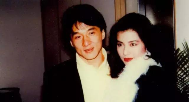 张国荣抱周润发视频,左拥右抱走向人生巅峰