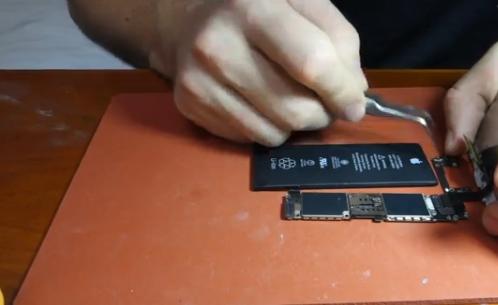 外国小伙在华强北买零件组装手机,拆封一台华强北iphone6