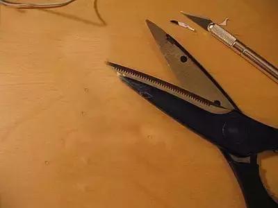 耳机线收进盒子,耳机线拔出来