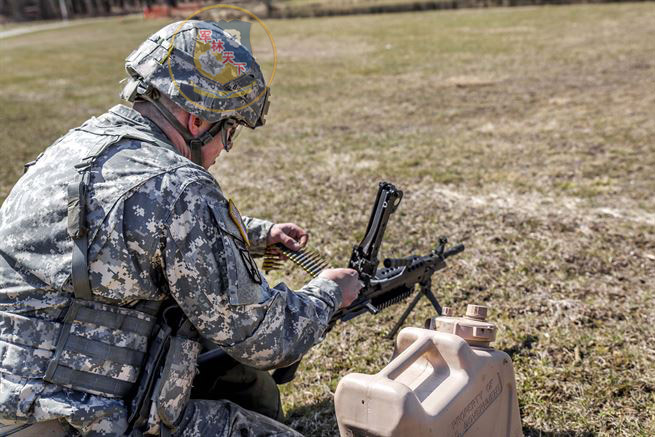 美国女民兵长相甜美大搞救护，伤兵模具断臂过于逼真