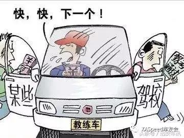 学车受不了气跟教练打起来了,驾校练车教练差点被车撞上墙