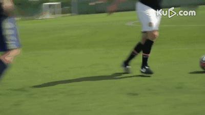 扣球过人技术动作要领,足球虚晃扣球过人