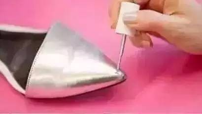 白鞋子有黑色污渍怎么去除,鞋子上的顽固污渍怎么去除