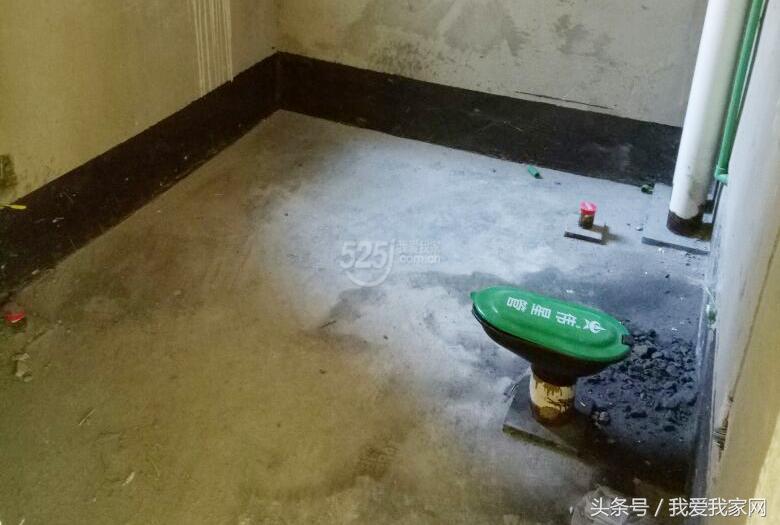 楼梯在正中,楼梯小横梁凸出墙体